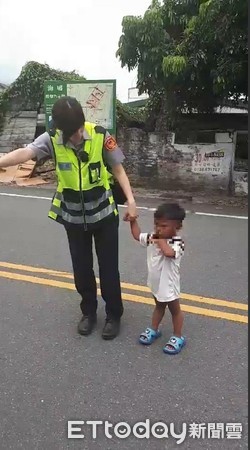 太麻里分駐所實習女警牽著幼童的小手，到走失地點附近挨家挨戶詢問戶，最終順利找到男童的家，交由家屬照顧。（圖／台東縣警察局提供）