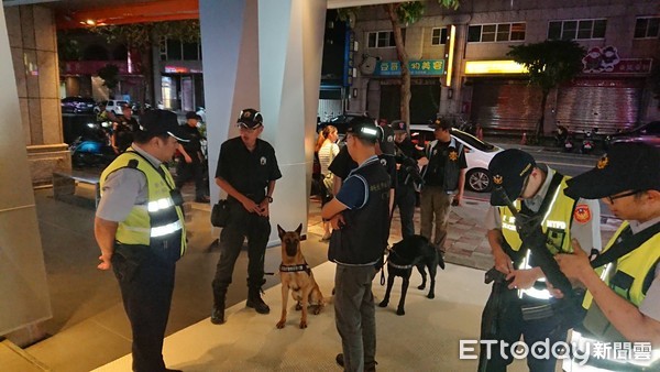 ▲▼蘆洲警方與霹靂小組、警犬隊執行擴大臨檢。（圖／記者陳豐德翻攝）