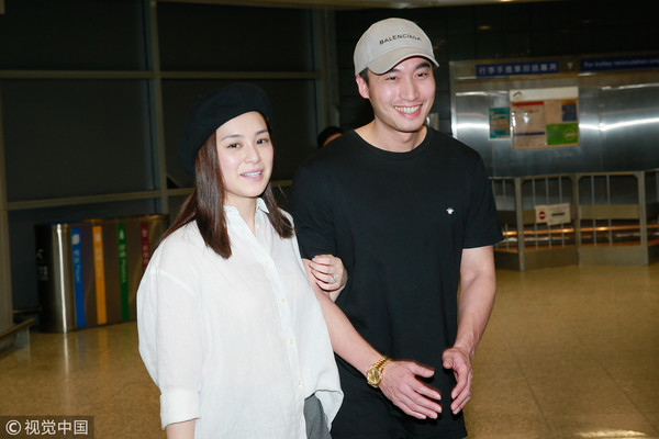 ▲阿嬌和老公賴弘國現身香港機場，當天衣著寬鬆，被懷疑有孕了。（圖／CFP）