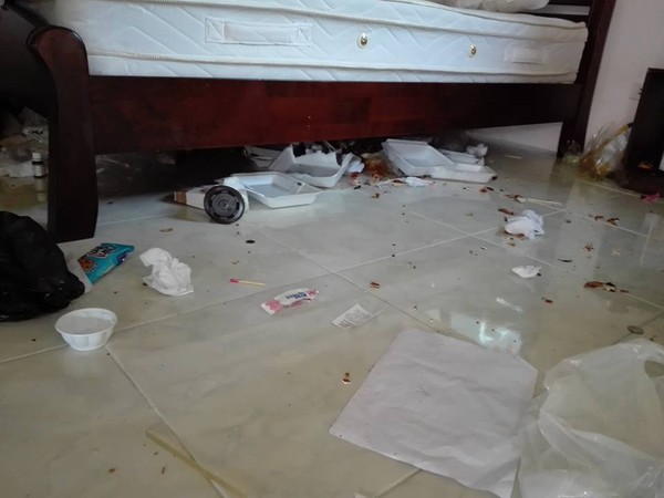▲▼　泰國普吉（Phuket）某間民宿老闆5日利用臉書直播一間租給中國遊客的房間，但房內卻是滿地垃圾與塑膠袋。（圖／翻攝自臉書／ต้นมิวสิค ภูเก็ต）