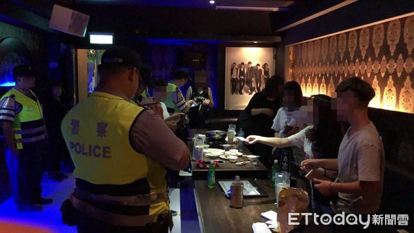 ▲台南市警三分局實施「打擊糾眾滋事強勢作為」實景演練，結合保安警察大隊霹靂小組警力，針對轄內電子遊藝場、KTV、夜店等治安要點及特定場所進行全面擴大臨檢。（圖／記者林悅翻攝）