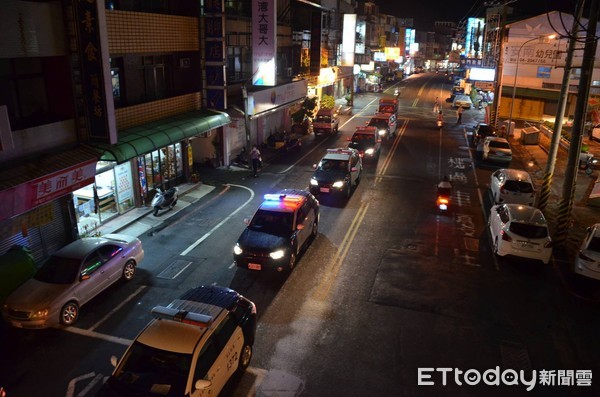 ▲台南市警三分局出動大批警網，進行全面霹靂掃蕩擴大臨檢。（圖／記者林悅翻攝）