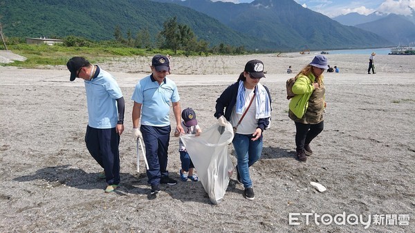 第一二岸巡隊結合海巡署所屬機關、東昌定置漁場及康樂村民眾合計57人共同淨灘，清出的人工廢棄物，以寶特瓶、保麗龍、塑膠碎片、枯樹枝及廢棄漁網等為大宗。（圖／第一二岸巡隊提供）