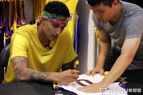 ▲▼庫茲馬（Kyle Kuzma）快閃信義NBA Store。（圖／記者潘泓鈺攝）