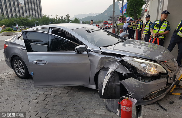 ▲▼美國駐韓大使館遭轎車衝撞！脫北者跌出車門：幫幫我。（圖／CFP）