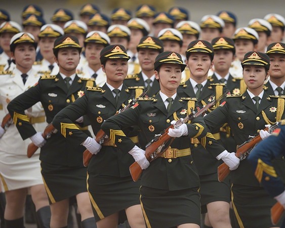 ▲解放軍三軍儀仗隊新增55名女兵組成的方陣，周三首度亮相。（圖／翻攝自大陸網站）
