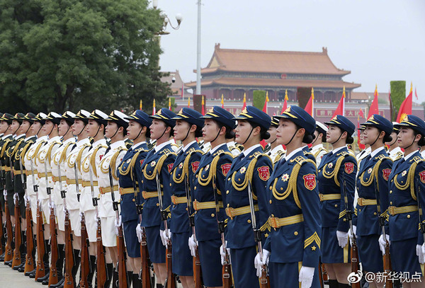 ▲解放軍三軍儀仗隊新增55名女兵組成的方陣，周三首度亮相。（圖／翻攝自大陸網站）