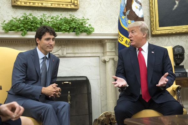 ▲美國總統川普(右)跟加拿大總理杜魯多通電話時，針鋒相對。(圖／達志影像／美聯社）
