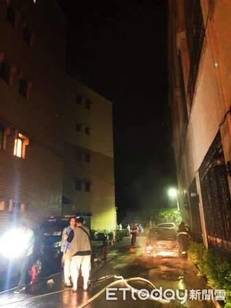 ▲高雄鼓山二路83巷旁社區深夜發生汽車火警，現場不時傳出爆炸聲，嚇壞不少住戶。（圖／記者宋德威攝）