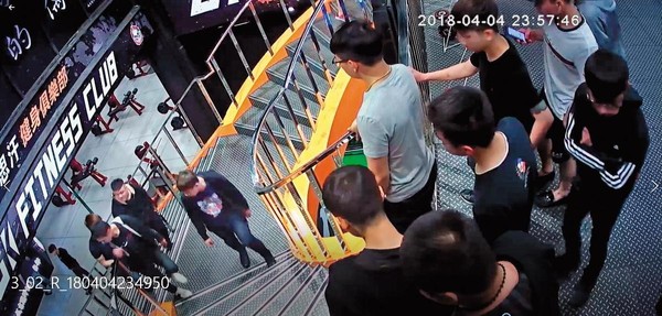 大批黑衣人上門後，對櫃台人員及副理撂狠話：「林口現在少年一輩我最凶。」（翻攝畫面）