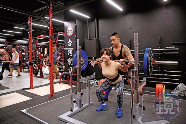 成吉思汗健身俱樂部場地寬敞，有不少民眾利用下班前往健身，訓練體能。