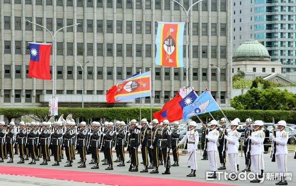 ▲蔡英文總統主持軍禮歡迎史瓦帝尼王國恩史瓦帝三世國王暨王妃一行▼。（圖／記者屠惠剛攝）