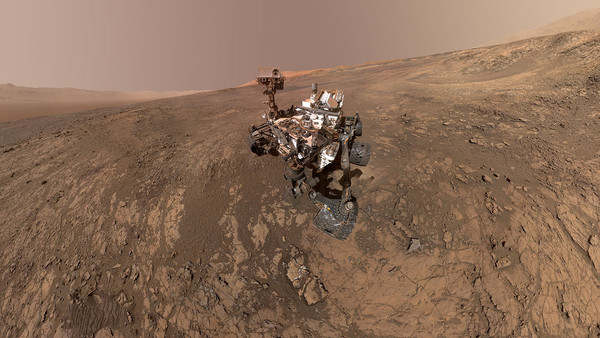 美國國家航空暨太空總署（NASA）於7日發佈，火星上的探測車「好奇號」，在一個30億年前的「隕石坑土壤樣品」中，發現了有機物質，更在火星大氣中，驗出甲烷。甲烷被認為是「有機分子」，存在於太陽系的其他地方，像是土衛二恩賽勒達斯、木衛二歐羅巴、土衛六泰坦，都有生命出現的可能。（圖／路透社）