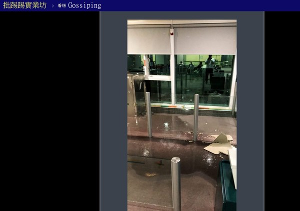 ▲▼桃園機場二航厦D4登機門天花板漏水。（圖／翻攝PTT）