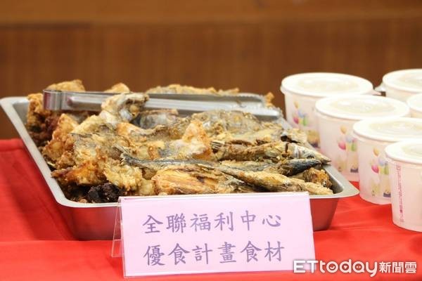 ▲珍惜食材與食物，桃園市社會局與社區長者共享優食，慶端節。（圖／基督教救助協會提供）