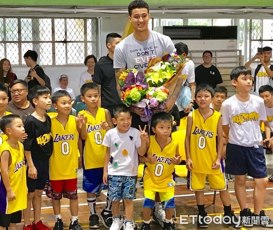 ▲▼庫茲馬（Kyle Kuzma）造訪中和國中。（圖／記者潘泓鈺攝）