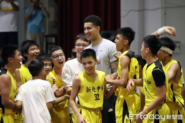 ▲▼ 庫茲馬（Kyle Kuzma）訪台新北中和國中。（圖／林志儒提供）