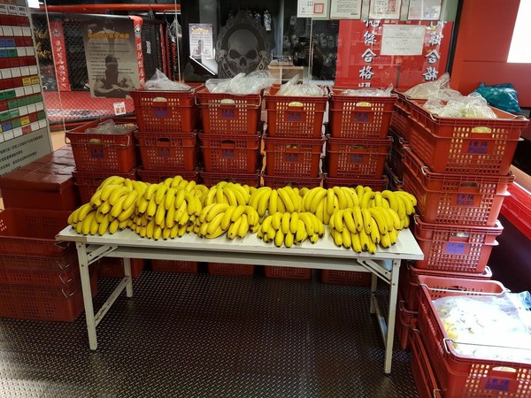▲▼館長買一萬斤香蕉7天後實現，香蕉直送場館會員開吃了。（圖／翻攝自館長臉書）