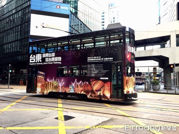 台東連續第三年在香港街頭以叮叮車宣傳台東之美，今年以著名的地標三仙台日出及鹿野高台熱鬧繽紛的熱氣球穿梭於香港最熱鬧的街頭。（圖／台東縣政府提供）