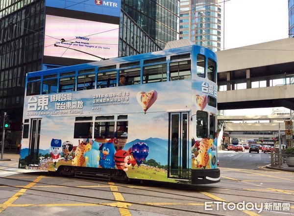 台東連續第三年在香港街頭以叮叮車宣傳台東之美，今年以著名的地標三仙台日出及鹿野高台熱鬧繽紛的熱氣球穿梭於香港最熱鬧的街頭。（圖／台東縣政府提供）