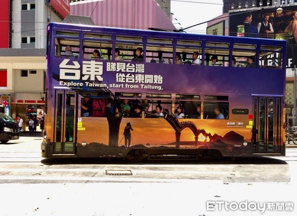 台東連續第三年在香港街頭以叮叮車宣傳台東之美，今年以著名的地標三仙台日出及鹿野高台熱鬧繽紛的熱氣球穿梭於香港最熱鬧的街頭。（圖／台東縣政府提供）
