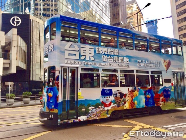 台東連續第三年在香港街頭以叮叮車宣傳台東之美，今年以著名的地標三仙台日出及鹿野高台熱鬧繽紛的熱氣球穿梭於香港最熱鬧的街頭。（圖／台東縣政府提供）