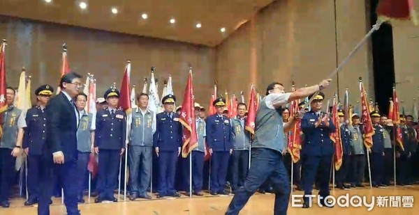 ▲台南市長李孟諺表揚模範警察、各類績優員警、偵破南化3人命案有功人員、頒發警察獎章等績優警察人員。（圖／記者林悅攝，同下）