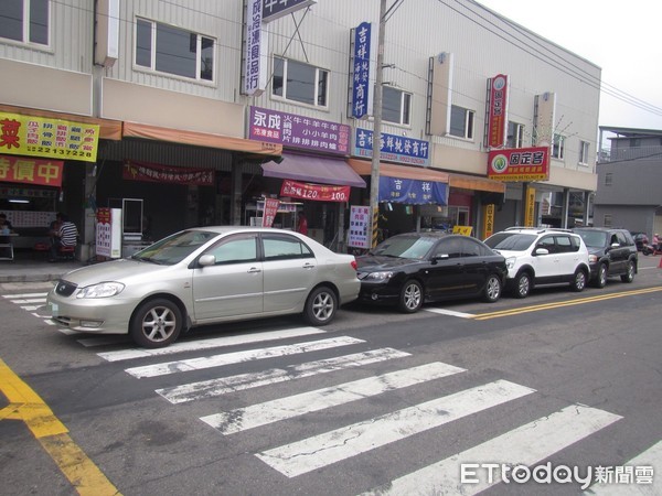 ▲▼林、吳情侶檔在半小時內先後開車發生車禍，第三交通分隊員警笑稱是在玩接力車禍秀。（圖／記者李忠憲翻攝）