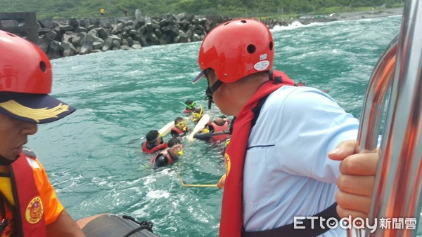 11名潛水民眾因體力不支遭海流向外帶離情況危急，海巡人員拋擲救生繩及魚雷浮標實施救援。（圖／第一二岸巡隊提供）