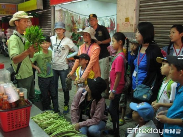 花蓮林管處「童年時光機」主題活動，將帶領學員走訪野菜市場，漫步在沁涼的幸福湧泉溪，享受夏日消暑美好時光。（圖／花蓮林管處提供）