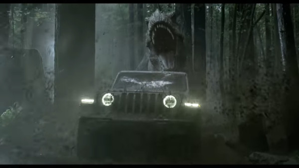 快開著Jeep Wrangler逃離侏儸紀世界吧　25年前經典場景廣告重現（圖／翻攝自Jeep）