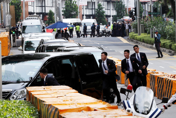 ▲▼川金會／北韓保全跑步跟著金正恩座車。（圖／路透社）