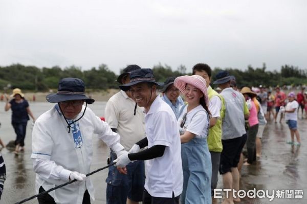 ▲民眾齊心合力將漁網拉上岸。（圖／桃園市政府客家局提供）