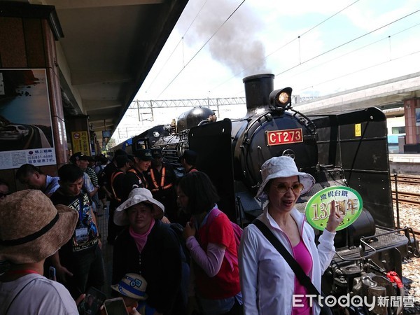 台鐵局花蓮站慶祝鐵路節，現場包粽子免費贈送旅客，更精心設計安排CT273蒸氣火車與白鐵仔光華號行駛花蓮—北埔—花蓮港站間，開放一般民眾及弱勢團體免費體驗。（圖／台鐵花蓮站提供）