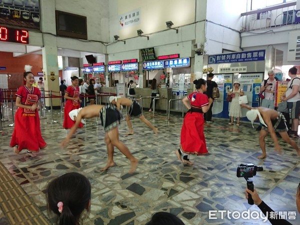 台鐵局花蓮站慶祝鐵路節，現場包粽子免費贈送旅客，更精心設計安排CT273蒸氣火車與白鐵仔光華號行駛花蓮—北埔—花蓮港站間，開放一般民眾及弱勢團體免費體驗。（圖／台鐵花蓮站提供）