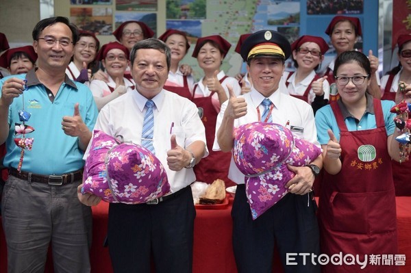 台鐵局花蓮站慶祝鐵路節，現場包粽子免費贈送旅客，更精心設計安排CT273蒸氣火車與白鐵仔光華號行駛花蓮—北埔—花蓮港站間，開放一般民眾及弱勢團體免費體驗。（圖／台鐵花蓮站提供）