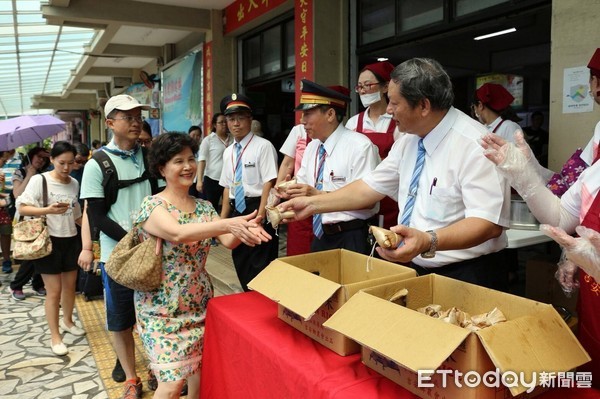 台鐵局花蓮站慶祝鐵路節，現場包粽子免費贈送旅客，更精心設計安排CT273蒸氣火車與白鐵仔光華號行駛花蓮—北埔—花蓮港站間，開放一般民眾及弱勢團體免費體驗。（圖／台鐵花蓮站提供）