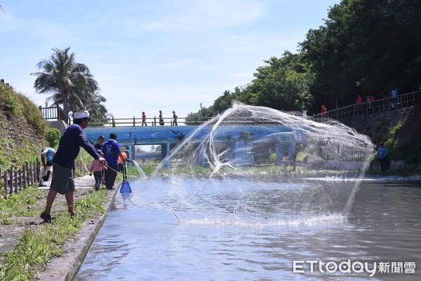 花蓮市原住民聯合捕魚節有12個阿美族部落及1個太魯閣族協會參與，活動最熱鬧的就是傳統下水撒網成為周邊攝影的焦點。（圖／花蓮市公所提供）