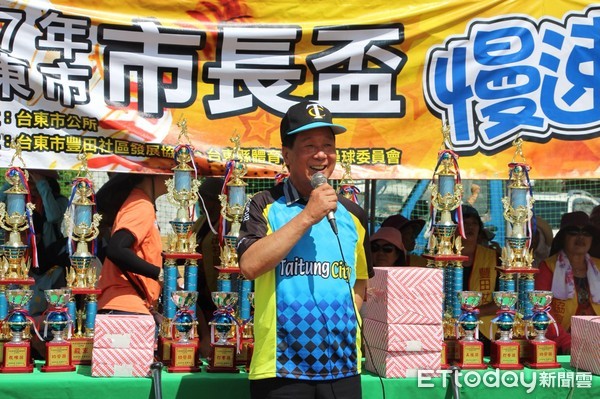 台東市『市長盃』慢速壘球錦標賽在豐田壘球場舉辦，由張國洲市長主持開幕典禮及開球儀式後熱情開打。（圖／台東市公所提供）