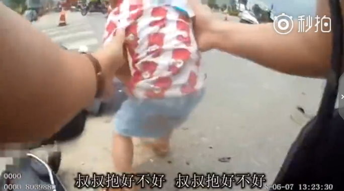 父母遭大車輾斃！2歲兒撲屍哭喊：爸媽起來　警抱起：心完全碎。（圖／翻攝秒拍）