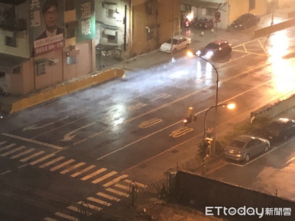 ▲高雄市晚間部分地區下起瞬間暴雨。（圖／記者宋德威攝）