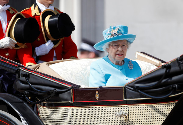 ▲英女王92歲慶壽，只有梅根穿粉紅。（圖／路透社）