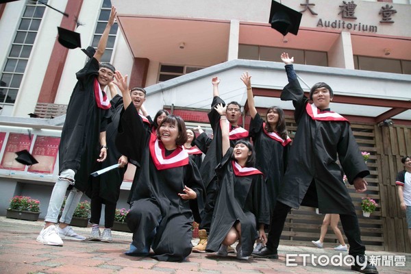 圖一：世新大學畢業生穿上畢業袍、拋起學士帽，宣告將步出校園，展開新的人生階段。（圖／世新大學提供）