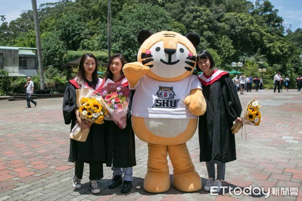 圖二：世校大學吉祥物「世新虎」與畢業生們合影紀念。（圖／世新大學提供）