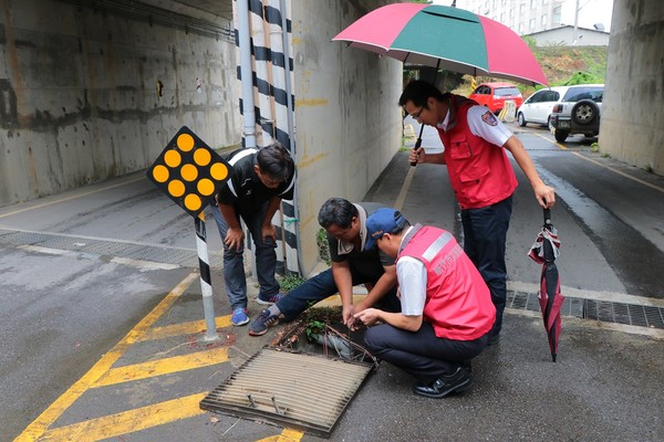 ▲新竹市消防局在抽查全中興地下道抽水設備。