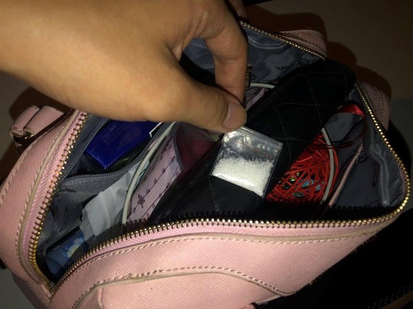 警方在張女的包包中起出毒品。（翻攝畫面）
