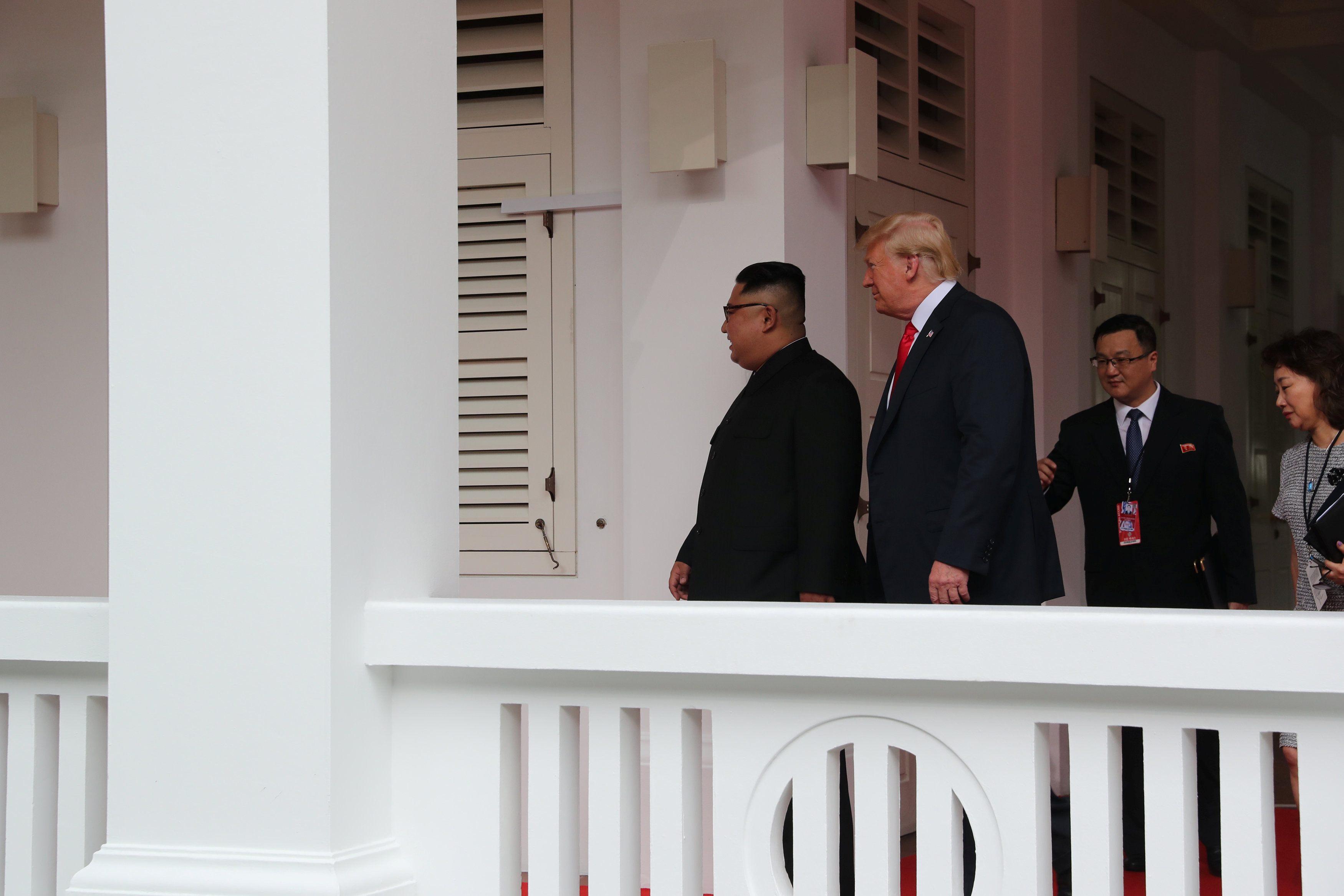 ▲川金會／美國總統川普（Donald Trump）與北韓領導人金正恩在走廊上。（圖／路透社）