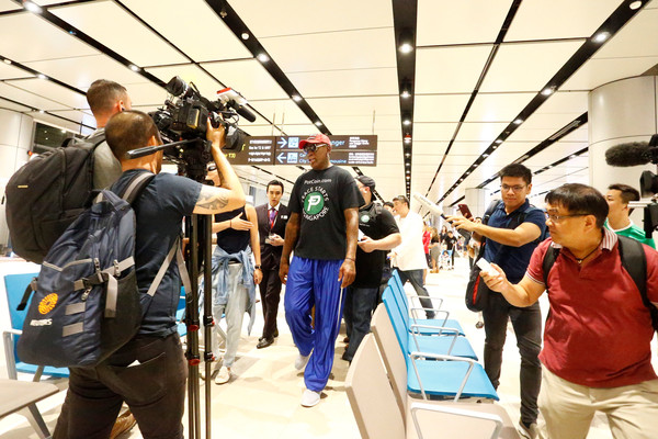 ▲▼ 川金會／前NBA明星「小蟲」羅德曼（Dennis Rodman）飛抵新加坡。（圖／路透）
