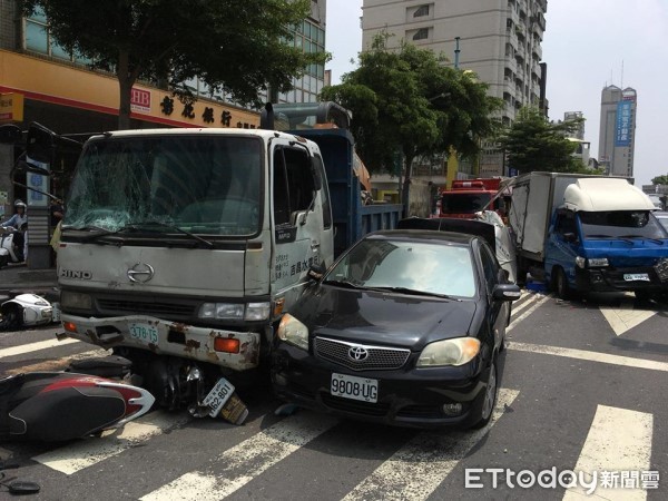 ▲▼台南市東區連環車禍，工程車疑煞車失靈追撞6車9機8傷。（圖／記者林悅翻攝）