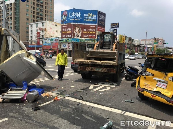 ▲▼台南市東區連環車禍，工程車疑煞車失靈追撞6車9機8傷。（圖／記者林悅翻攝）